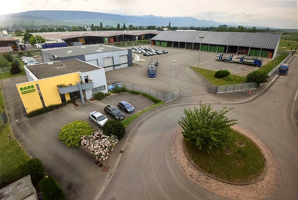 Vue aérienne du site de Rouffach : bâtiments, toitures photovoltaïques et parc de véhicules