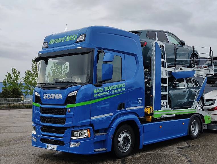 Tracteur Scania bleu Bernard Bass avec remorque porte-voitures